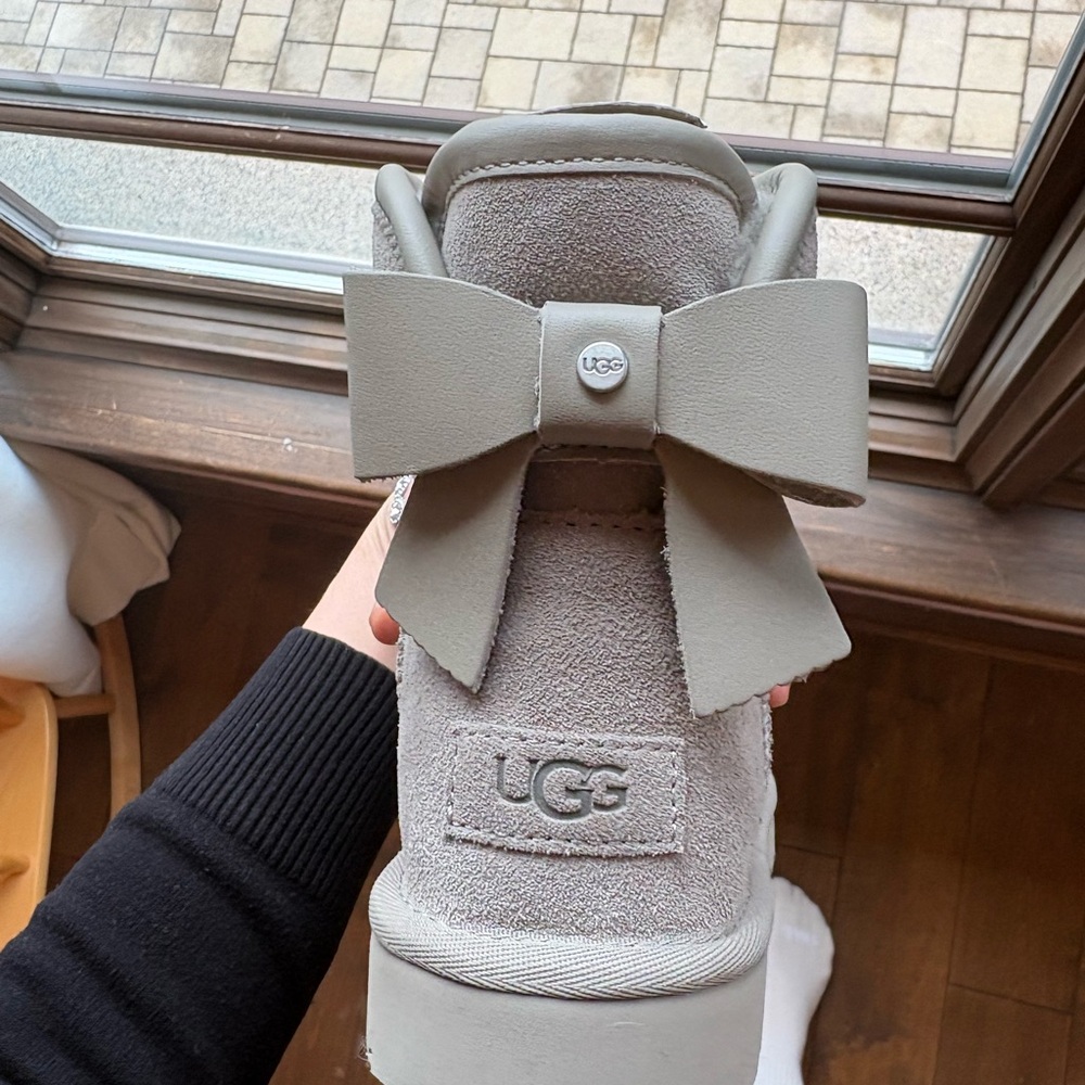 NWT Women's Ultra Mini Bailey Leather Bow in taupe